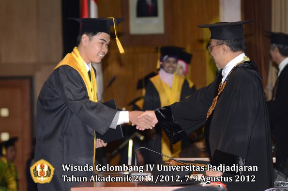 wisuda-unpad-gel-iv-2011_2012-fakultas-ekonomi-dan-bisnis-oleh-rektor-170