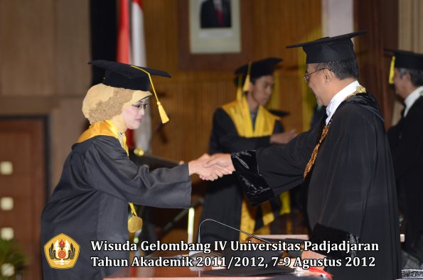 wisuda-unpad-gel-iv-2011_2012-fakultas-ekonomi-dan-bisnis-oleh-rektor-176