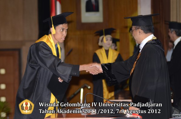 wisuda-unpad-gel-iv-2011_2012-fakultas-ekonomi-dan-bisnis-oleh-rektor-177