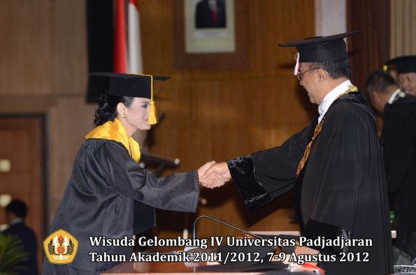 wisuda-unpad-gel-iv-2011_2012-fakultas-ekonomi-dan-bisnis-oleh-rektor-179