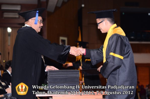 wisuda-unpad-gel-iv-2011_2012-fakultas-isip-oleh-dekan-008