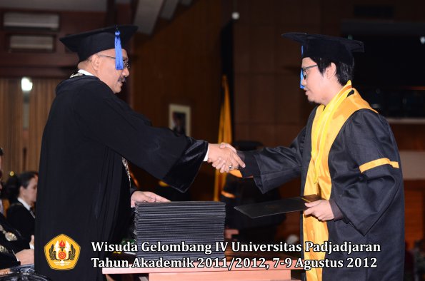 wisuda-unpad-gel-iv-2011_2012-fakultas-isip-oleh-dekan-011