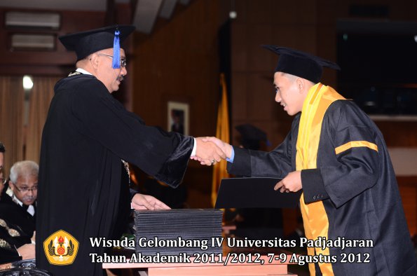 wisuda-unpad-gel-iv-2011_2012-fakultas-isip-oleh-dekan-021