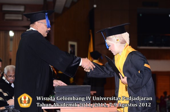 wisuda-unpad-gel-iv-2011_2012-fakultas-isip-oleh-dekan-022