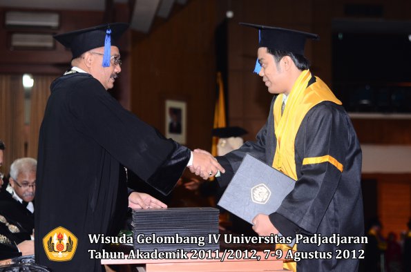 wisuda-unpad-gel-iv-2011_2012-fakultas-isip-oleh-dekan-023