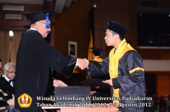 wisuda-unpad-gel-iv-2011_2012-fakultas-isip-oleh-dekan-024