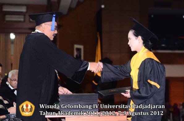 wisuda-unpad-gel-iv-2011_2012-fakultas-isip-oleh-dekan-025