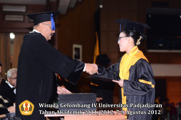 wisuda-unpad-gel-iv-2011_2012-fakultas-isip-oleh-dekan-026