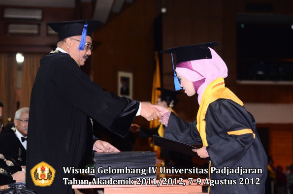 wisuda-unpad-gel-iv-2011_2012-fakultas-isip-oleh-dekan-027