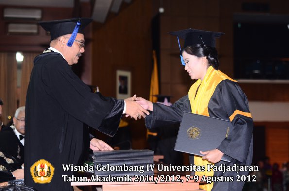 wisuda-unpad-gel-iv-2011_2012-fakultas-isip-oleh-dekan-028