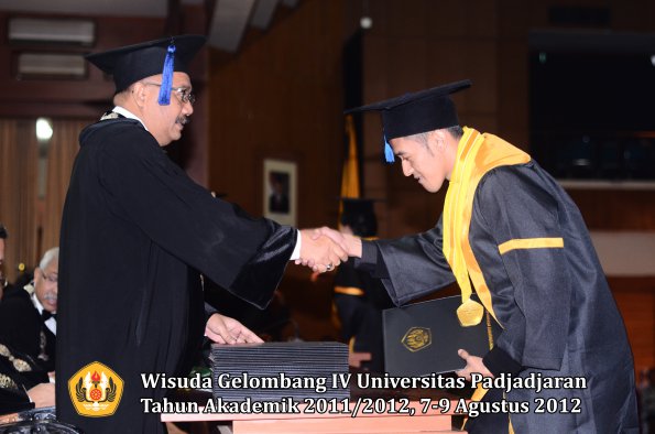 wisuda-unpad-gel-iv-2011_2012-fakultas-isip-oleh-dekan-029