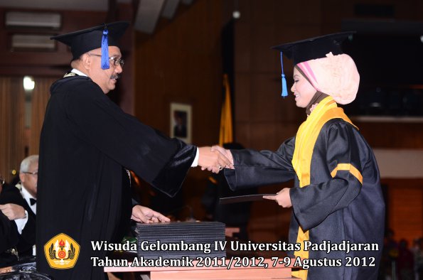 wisuda-unpad-gel-iv-2011_2012-fakultas-isip-oleh-dekan-030