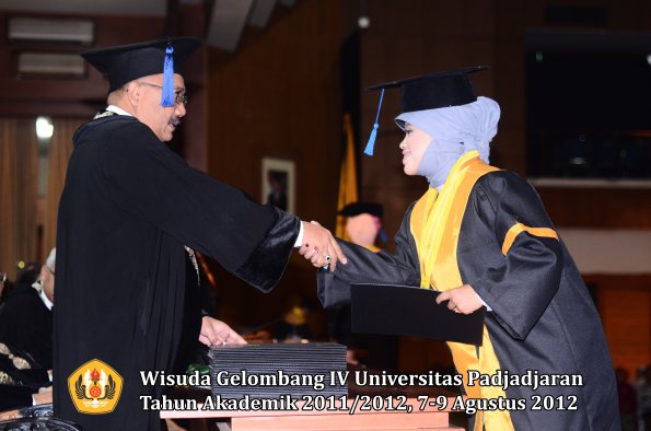 wisuda-unpad-gel-iv-2011_2012-fakultas-isip-oleh-dekan-031