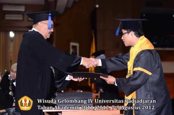 wisuda-unpad-gel-iv-2011_2012-fakultas-isip-oleh-dekan-032