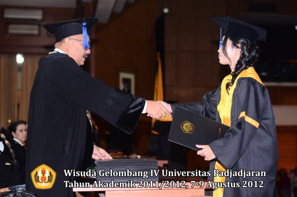 wisuda-unpad-gel-iv-2011_2012-fakultas-isip-oleh-dekan-033