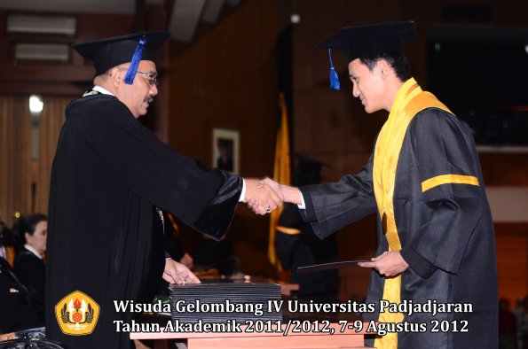 wisuda-unpad-gel-iv-2011_2012-fakultas-isip-oleh-dekan-034