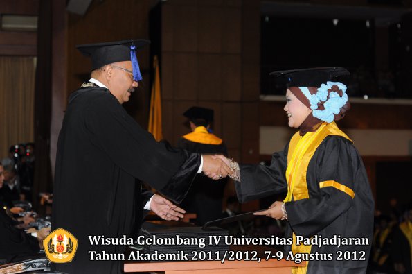 wisuda-unpad-gel-iv-2011_2012-fakultas-isip-oleh-dekan-035