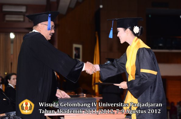 wisuda-unpad-gel-iv-2011_2012-fakultas-isip-oleh-dekan-036