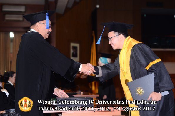 wisuda-unpad-gel-iv-2011_2012-fakultas-isip-oleh-dekan-040