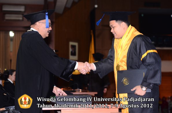 wisuda-unpad-gel-iv-2011_2012-fakultas-isip-oleh-dekan-041