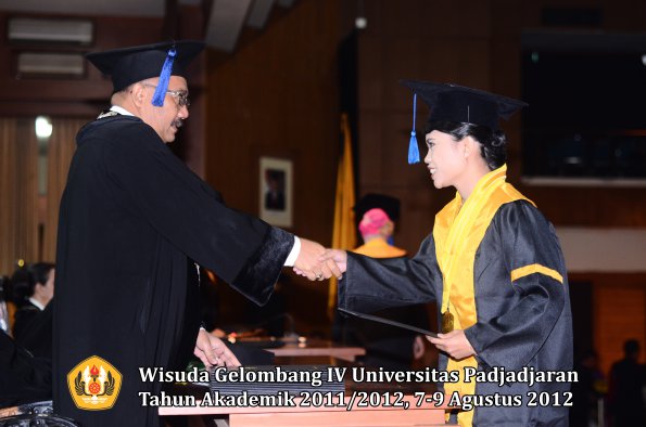 wisuda-unpad-gel-iv-2011_2012-fakultas-isip-oleh-dekan-045