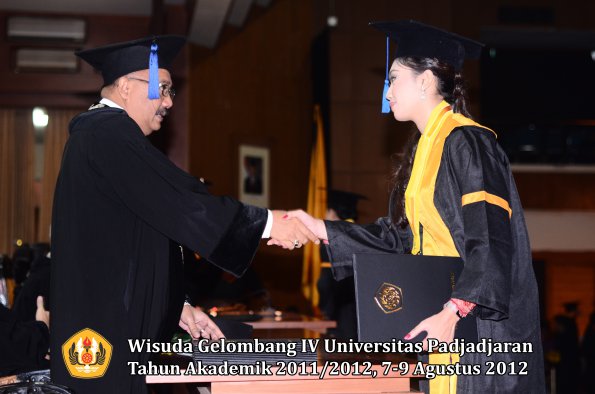 wisuda-unpad-gel-iv-2011_2012-fakultas-isip-oleh-dekan-046