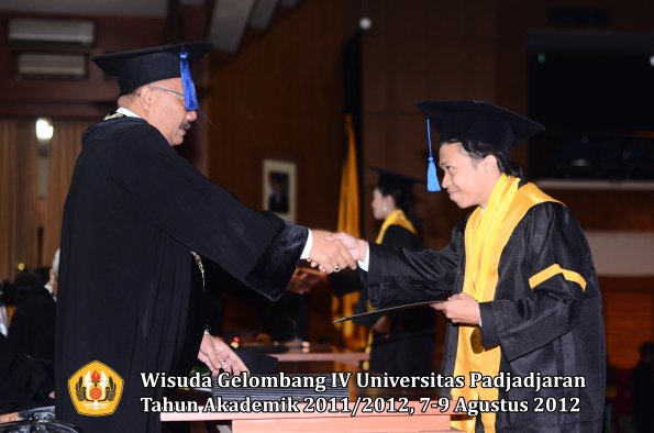 wisuda-unpad-gel-iv-2011_2012-fakultas-isip-oleh-dekan-047