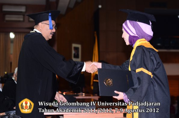 wisuda-unpad-gel-iv-2011_2012-fakultas-isip-oleh-dekan-048