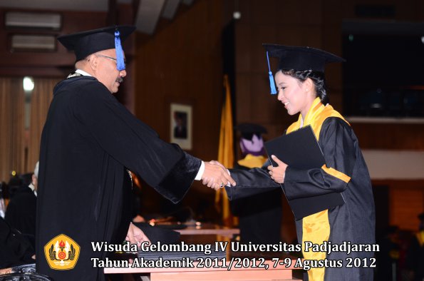 wisuda-unpad-gel-iv-2011_2012-fakultas-isip-oleh-dekan-049