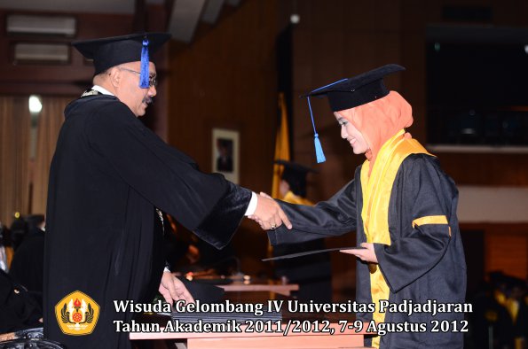 wisuda-unpad-gel-iv-2011_2012-fakultas-isip-oleh-dekan-050