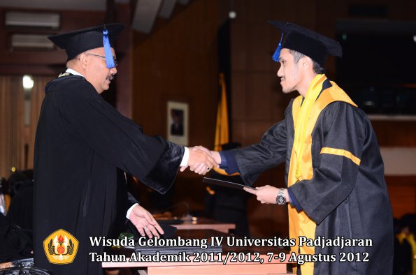 wisuda-unpad-gel-iv-2011_2012-fakultas-isip-oleh-dekan-051