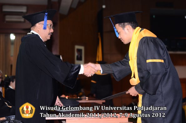 wisuda-unpad-gel-iv-2011_2012-fakultas-isip-oleh-dekan-057