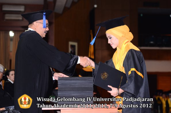 wisuda-unpad-gel-iv-2011_2012-fakultas-isip-oleh-dekan-061