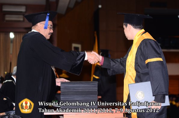 wisuda-unpad-gel-iv-2011_2012-fakultas-isip-oleh-dekan-063