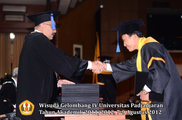 wisuda-unpad-gel-iv-2011_2012-fakultas-isip-oleh-dekan-065