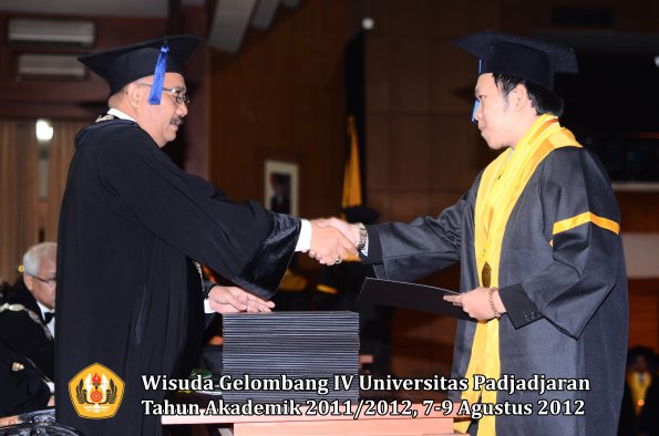 wisuda-unpad-gel-iv-2011_2012-fakultas-isip-oleh-dekan-069