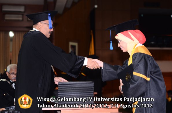 wisuda-unpad-gel-iv-2011_2012-fakultas-isip-oleh-dekan-070