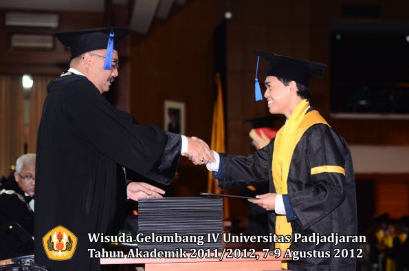 wisuda-unpad-gel-iv-2011_2012-fakultas-isip-oleh-dekan-071