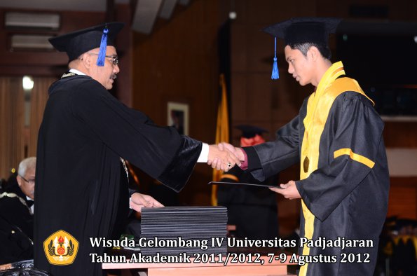 wisuda-unpad-gel-iv-2011_2012-fakultas-isip-oleh-dekan-076