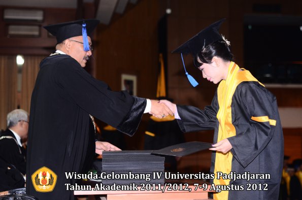 wisuda-unpad-gel-iv-2011_2012-fakultas-isip-oleh-dekan-077