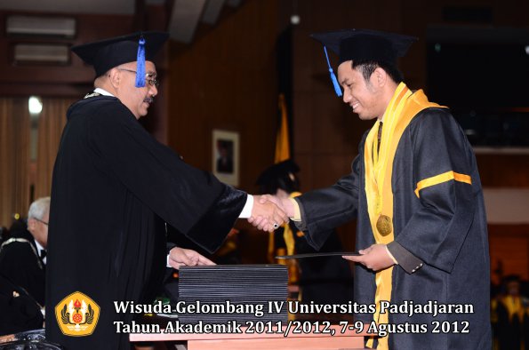 wisuda-unpad-gel-iv-2011_2012-fakultas-isip-oleh-dekan-078