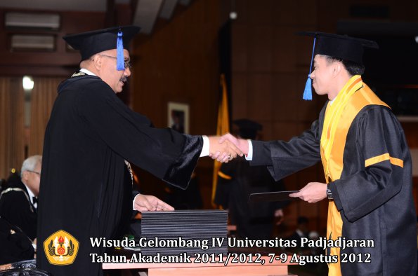 wisuda-unpad-gel-iv-2011_2012-fakultas-isip-oleh-dekan-079