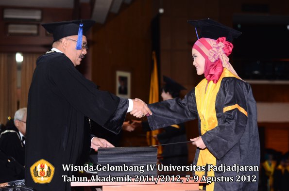 wisuda-unpad-gel-iv-2011_2012-fakultas-isip-oleh-dekan-081