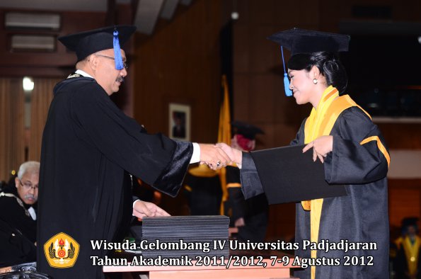 wisuda-unpad-gel-iv-2011_2012-fakultas-isip-oleh-dekan-082