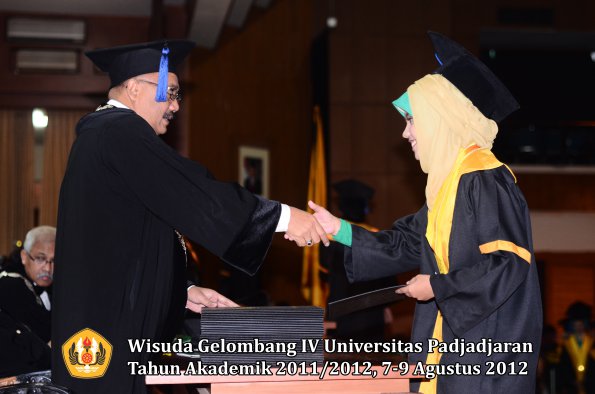 wisuda-unpad-gel-iv-2011_2012-fakultas-isip-oleh-dekan-083