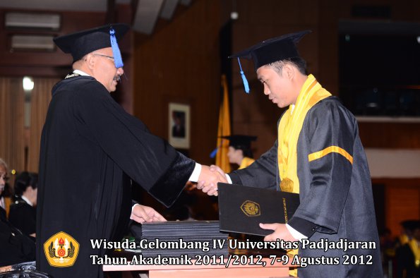 wisuda-unpad-gel-iv-2011_2012-fakultas-isip-oleh-dekan-087