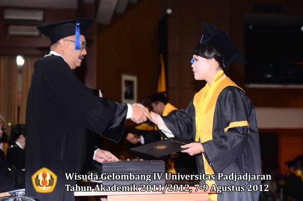 wisuda-unpad-gel-iv-2011_2012-fakultas-isip-oleh-dekan-088