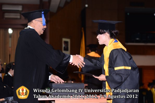 wisuda-unpad-gel-iv-2011_2012-fakultas-isip-oleh-dekan-090