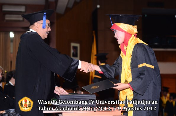 wisuda-unpad-gel-iv-2011_2012-fakultas-isip-oleh-dekan-091