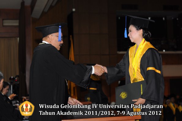 wisuda-unpad-gel-iv-2011_2012-fakultas-isip-oleh-dekan-093